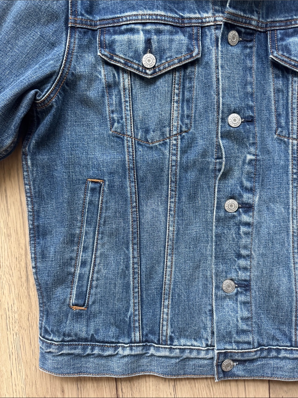 Gap Denim Jacket Men’s Medium Blue Trucker Jean Jacket Button Front Long Sleeve - Picture 7 of 10